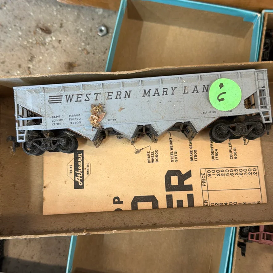 HO Scale Model Train Cars and Track Assortment - image 4 of 8