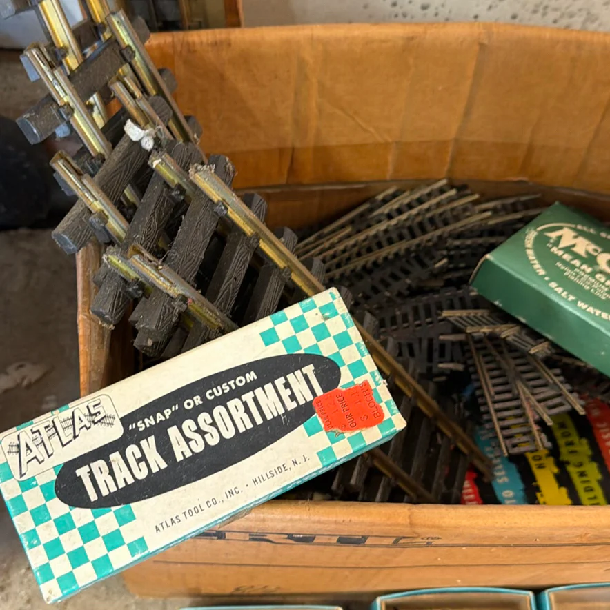 HO Scale Model Train Cars and Track Assortment - image 5 of 8