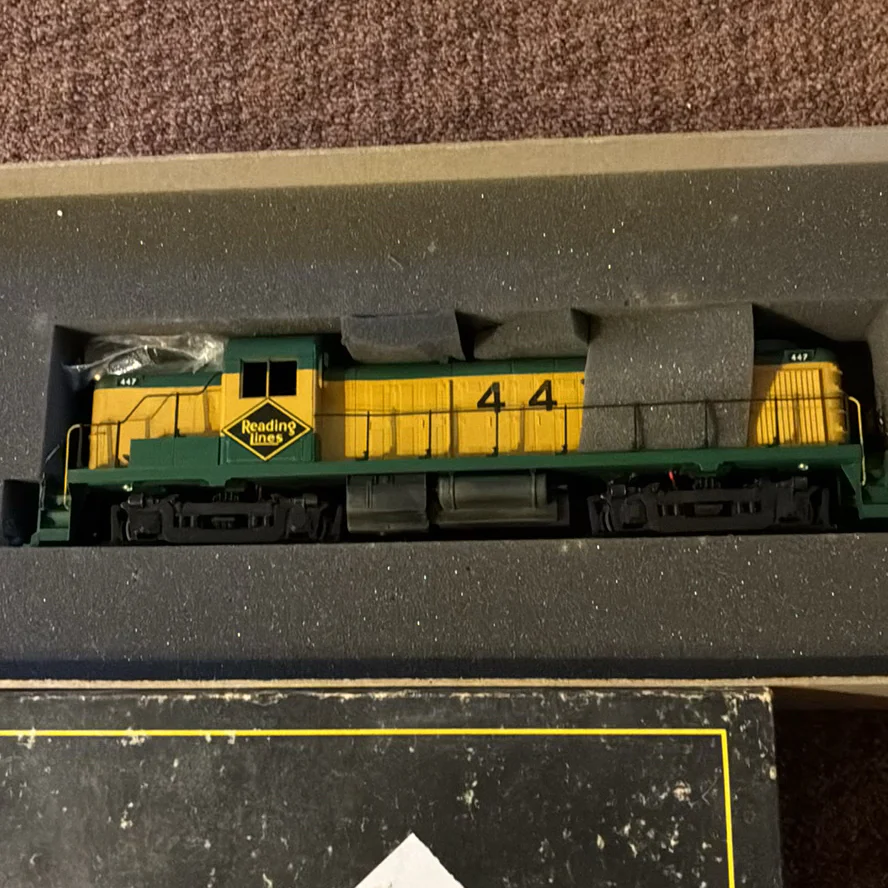 Weaver RS-3 Diesel Locomotive Model Train - image 1 of 8