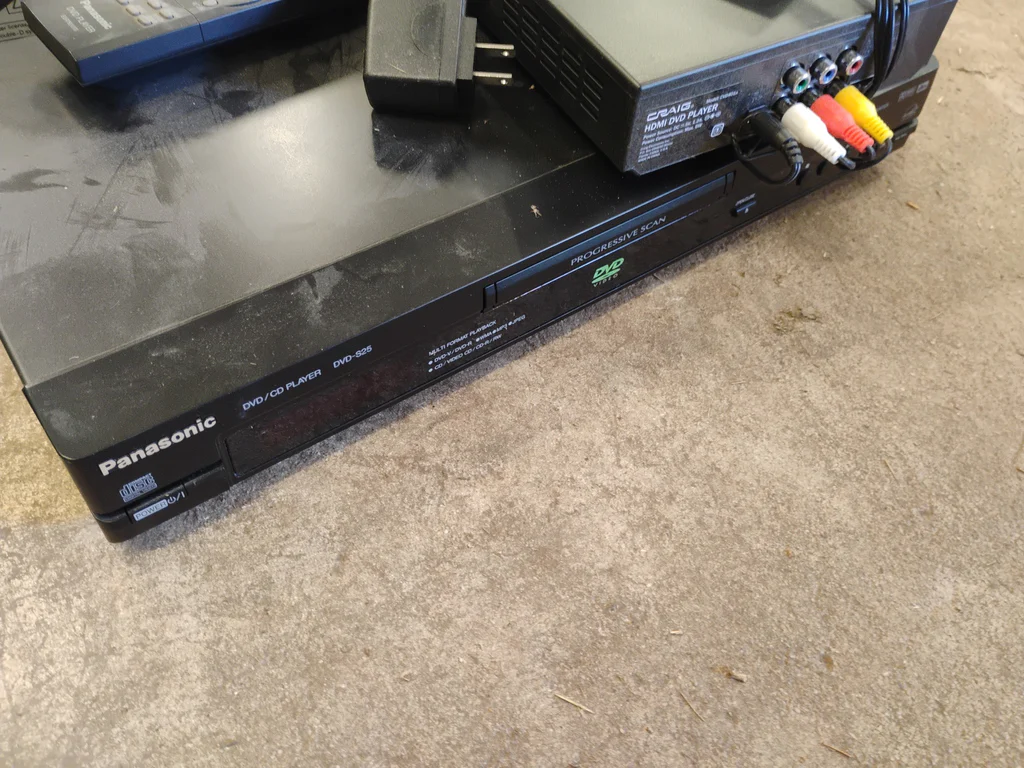 DVD Players with Remote Controls - image 2 of 8