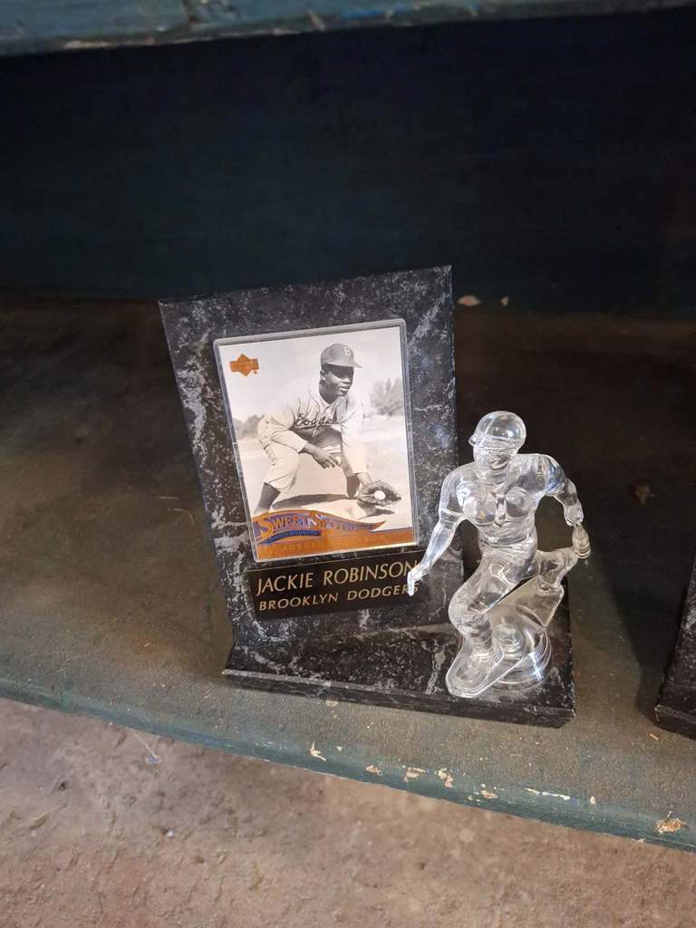 Baseball Player Figurines and Plaques - image 5 of 8