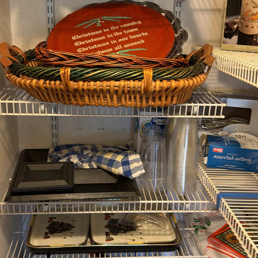Serving Trays, Baskets, Disposable Cups - image 1 of 12