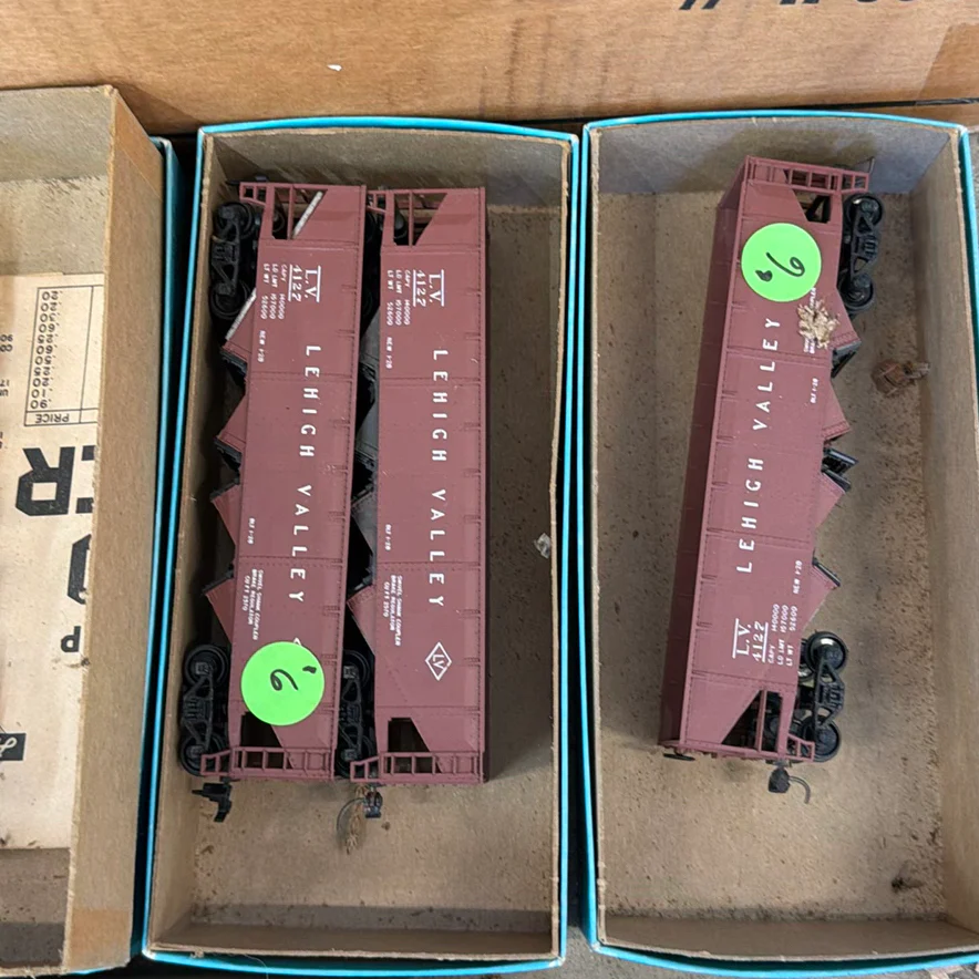 HO Scale Model Train Cars and Track Assortment - image 3 of 8