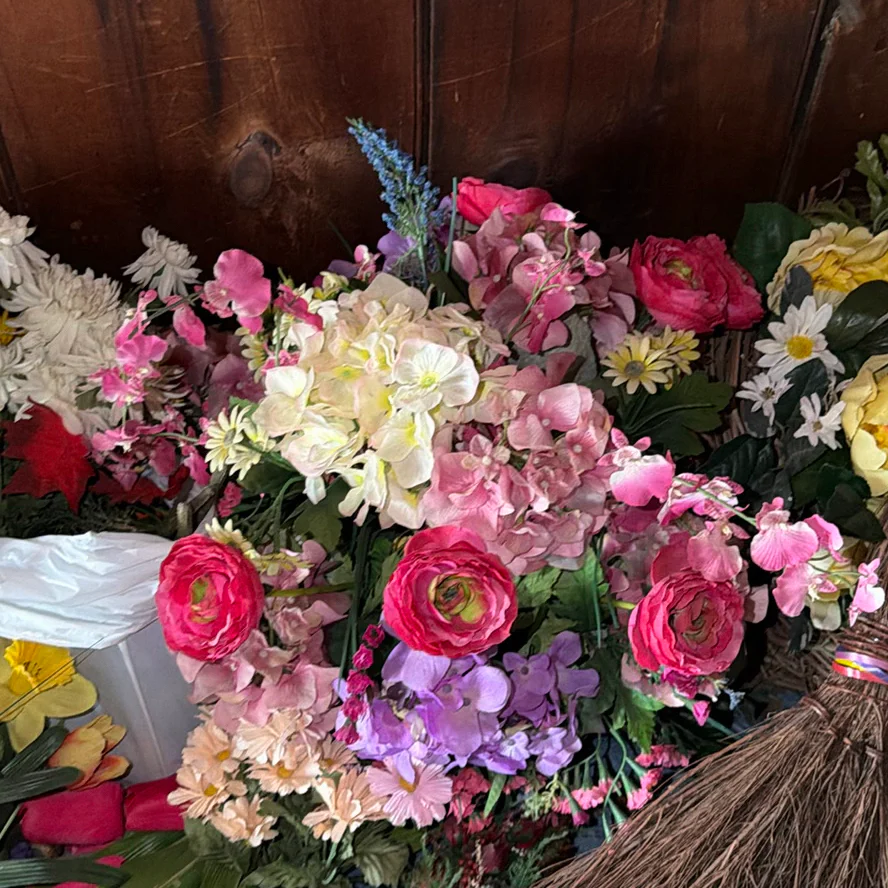 Artificial Floral Arrangements, Wreaths, and Decorative Broom - image 6 of 9