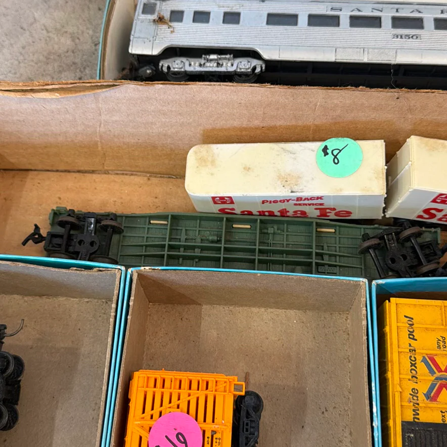 HO Scale Model Train Cars and Accessories - image 7 of 11