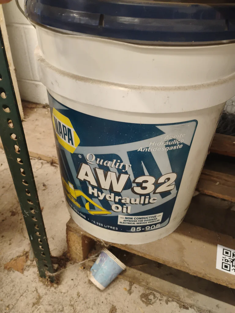 Hydraulic Oil, Masonry Waterproofer, and Spray Paint Cans - image 3 of 4
