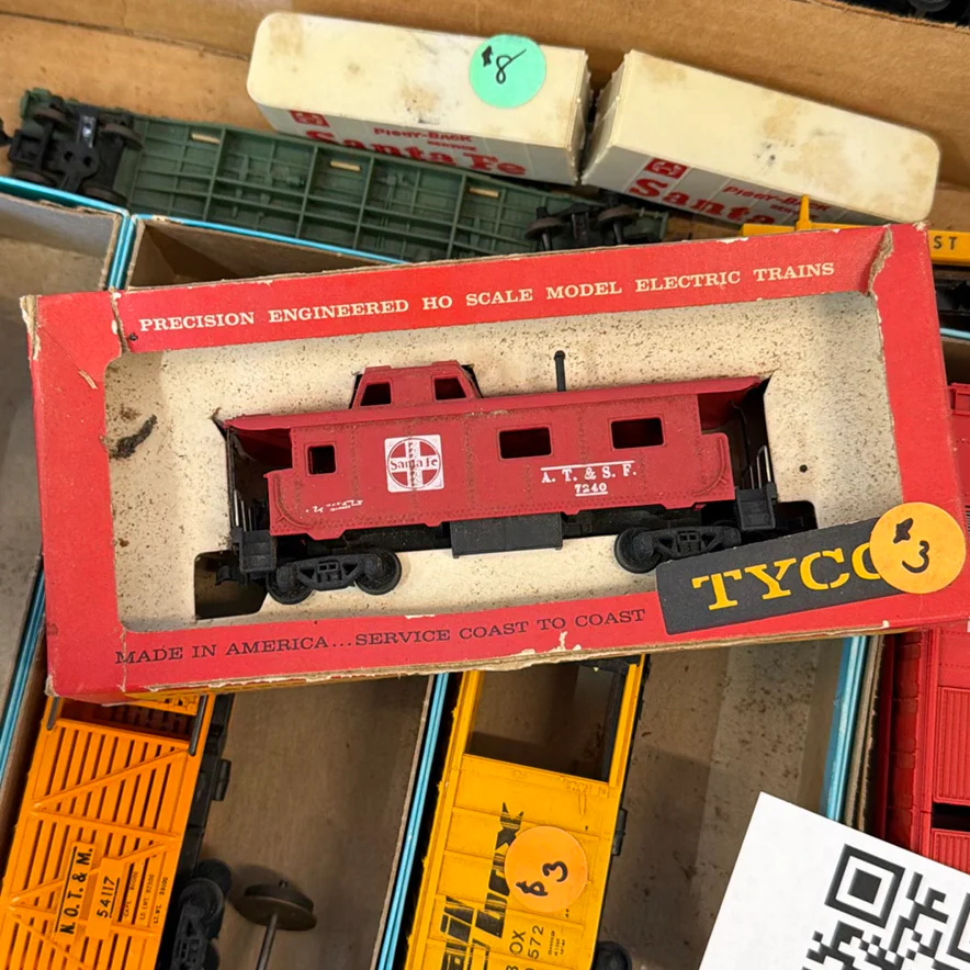 HO Scale Model Train Cars and Accessories