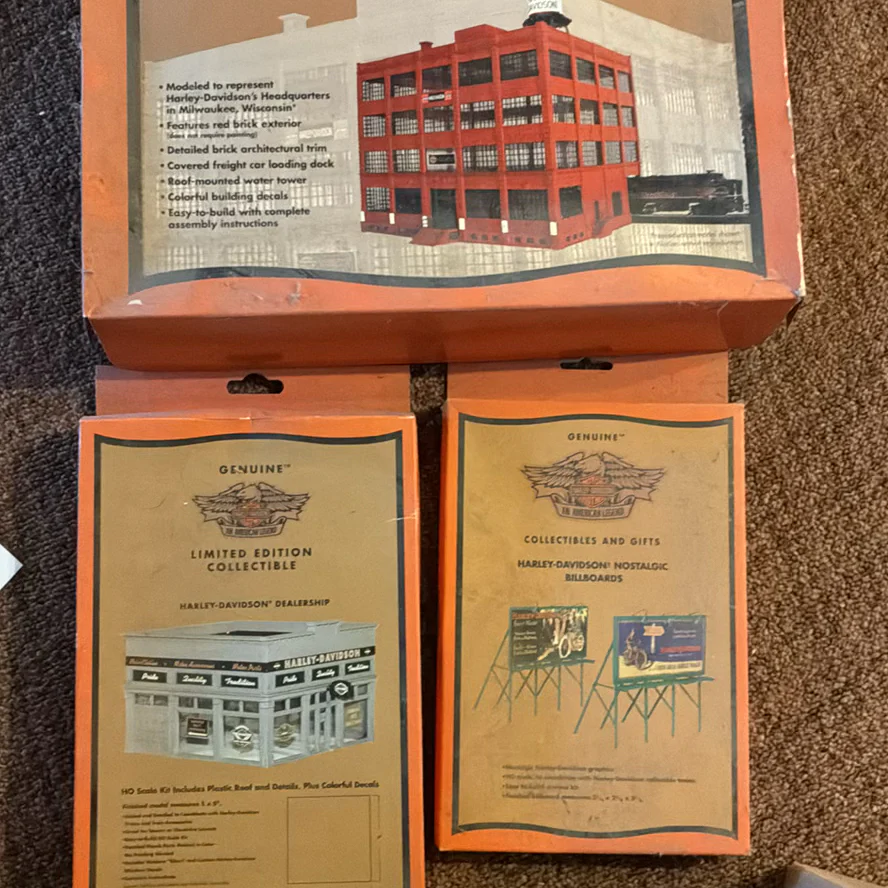 Harley-Davidson HO Scale Collectible Structure Kits and Billboard Set - image 1 of 6