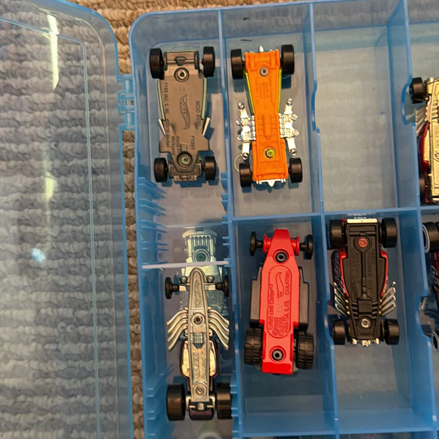 Hot Wheels Die-Cast Cars in Storage Case - image 9 of 27