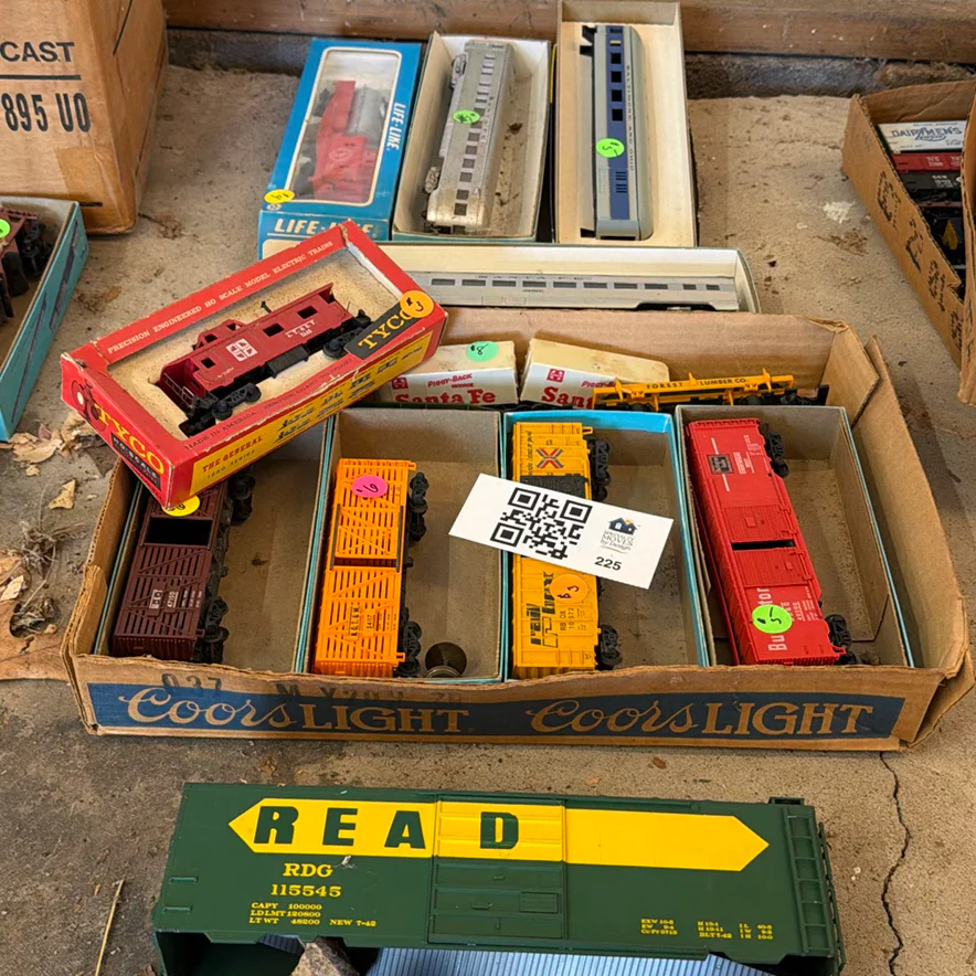 HO Scale Model Train Cars and Accessories - image 1 of 11