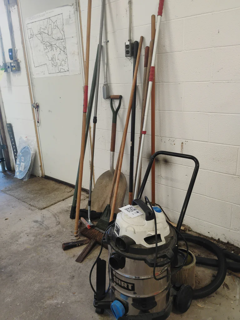 HART 8 Gallon Wet/Dry Vacuum and Assorted Yard Tools - image 1 of 7
