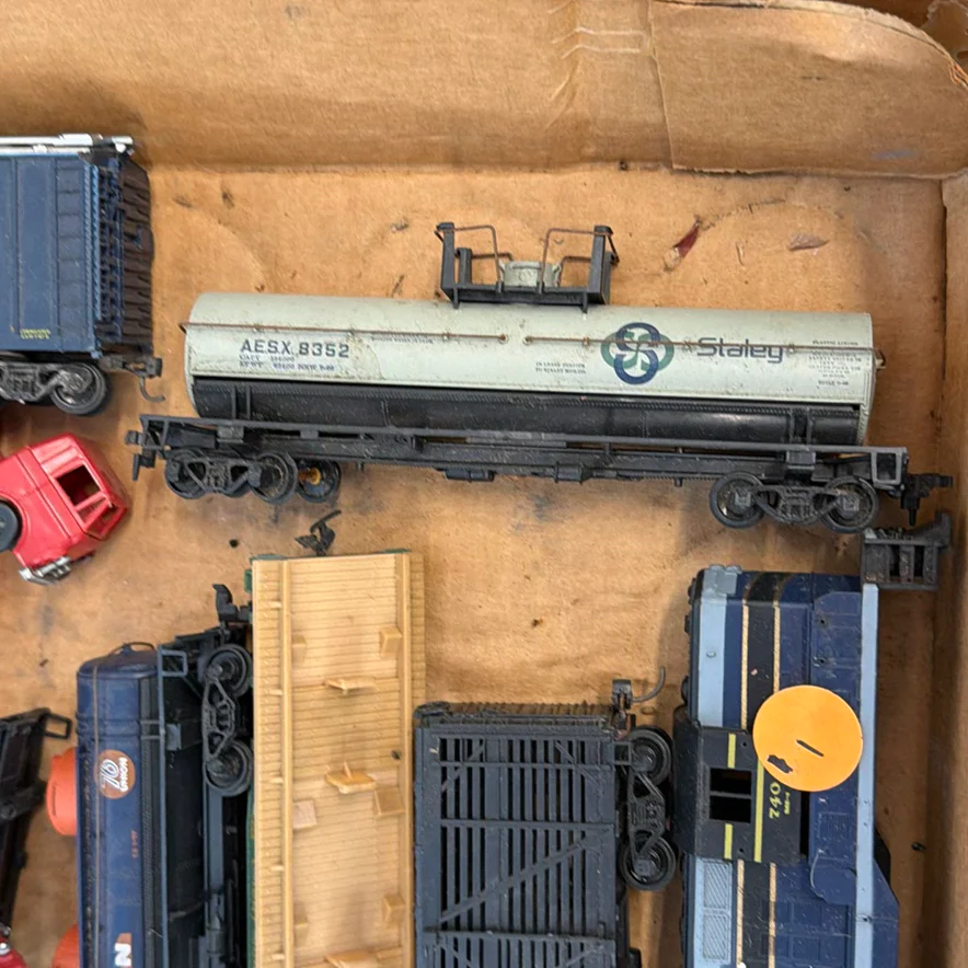 HO Scale Model Train Cars and Locomotives - image 8 of 12