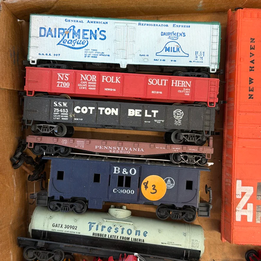HO Scale Model Train Cars and Locomotives - image 11 of 12