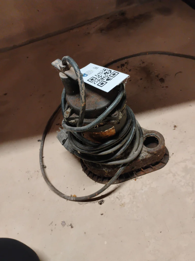 Submersible Utility Pump With Float Switch - image 2 of 4