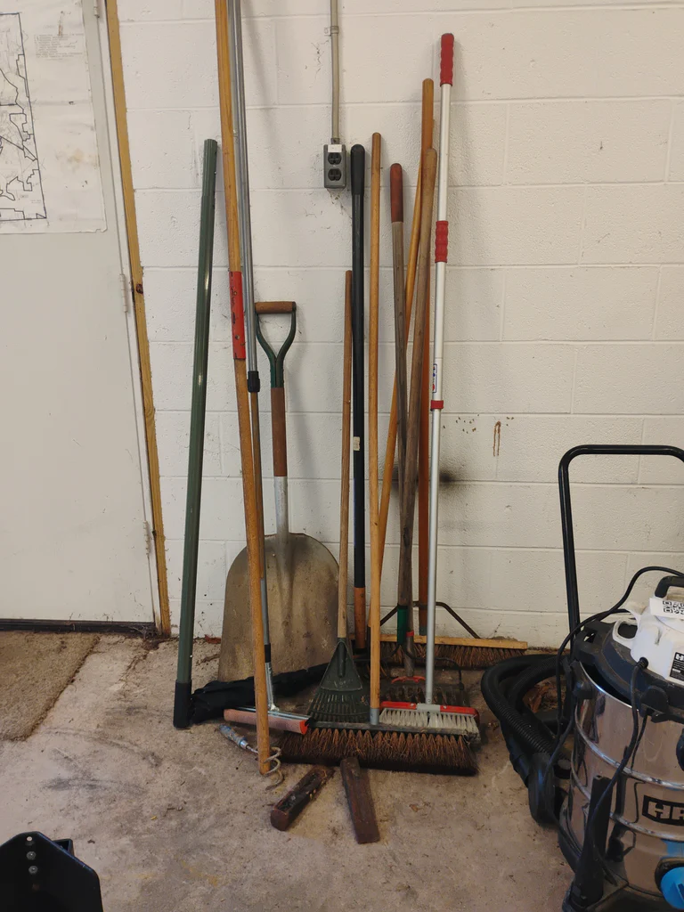 HART 8 Gallon Wet/Dry Vacuum and Assorted Yard Tools - image 6 of 7