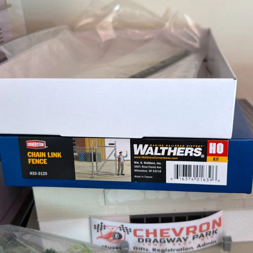 HO Scale Model Buildings, Parking Garage, Fence Kit, and Scenery Accessories - image 5 of 9