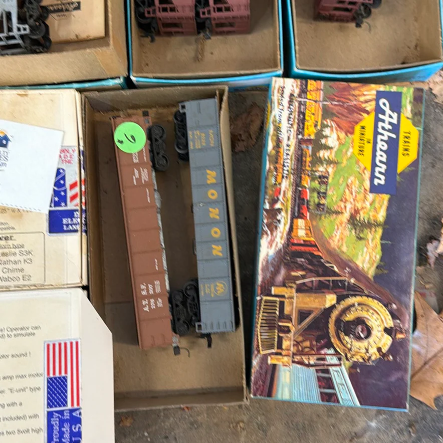 HO Scale Model Train Cars and Track Assortment - image 2 of 8