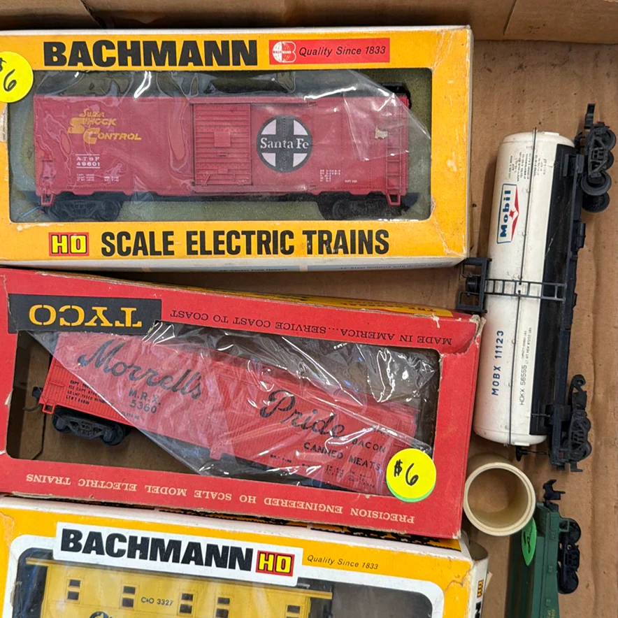 HO Scale Model Train Cars and Locomotives - image 5 of 12