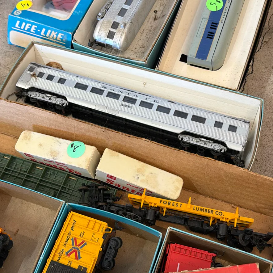 HO Scale Model Train Cars and Accessories - image 8 of 11