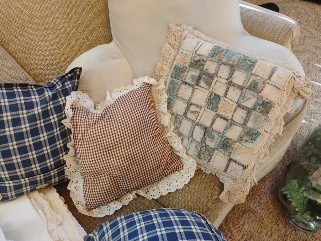Decorative Pillows and Linens - image 4 of 7