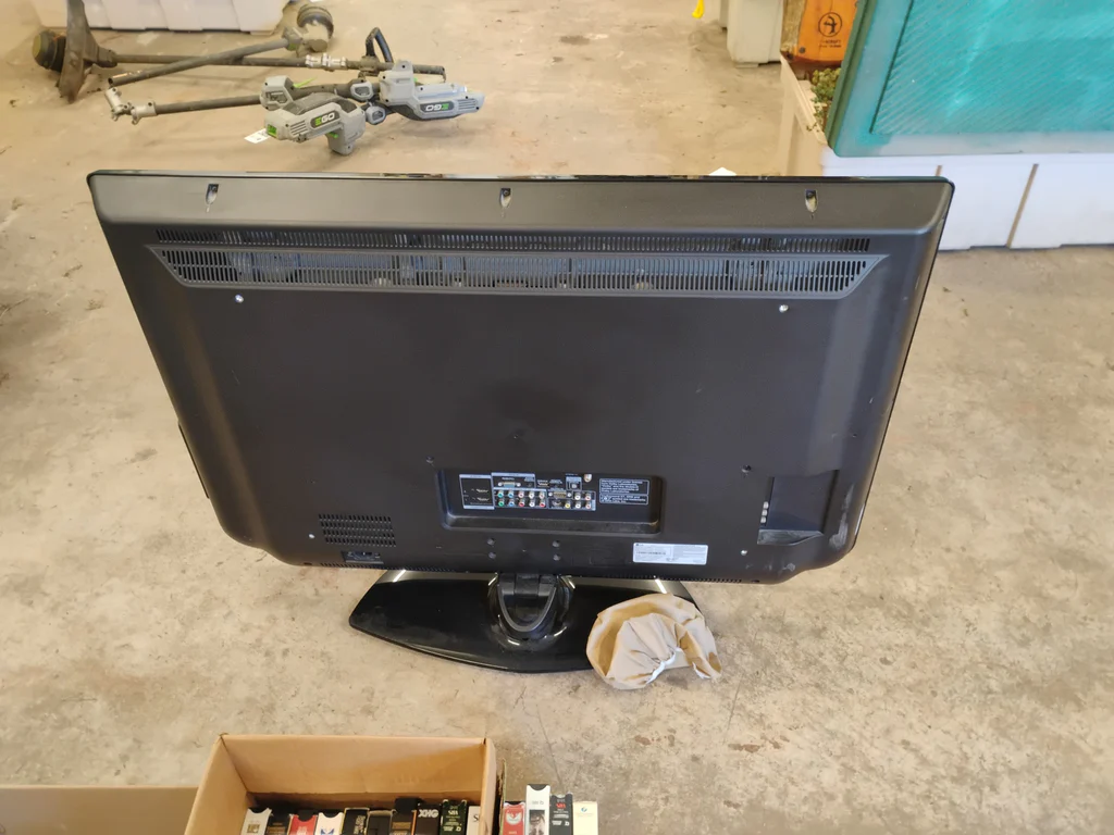LG LCD Television with Remote - image 4 of 8