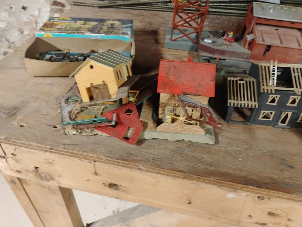 Model Train Buildings, Track Sections, and Accessories - image 2 of 9