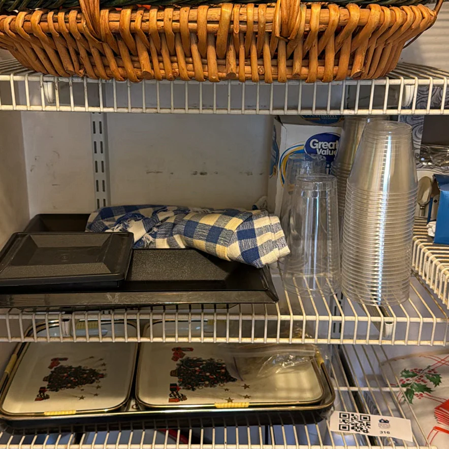 Serving Trays, Baskets, Disposable Cups - image 7 of 12