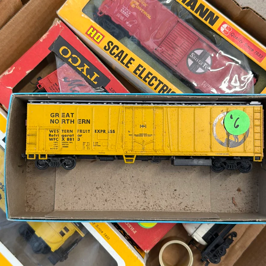 HO Scale Model Train Cars and Locomotives - image 3 of 12