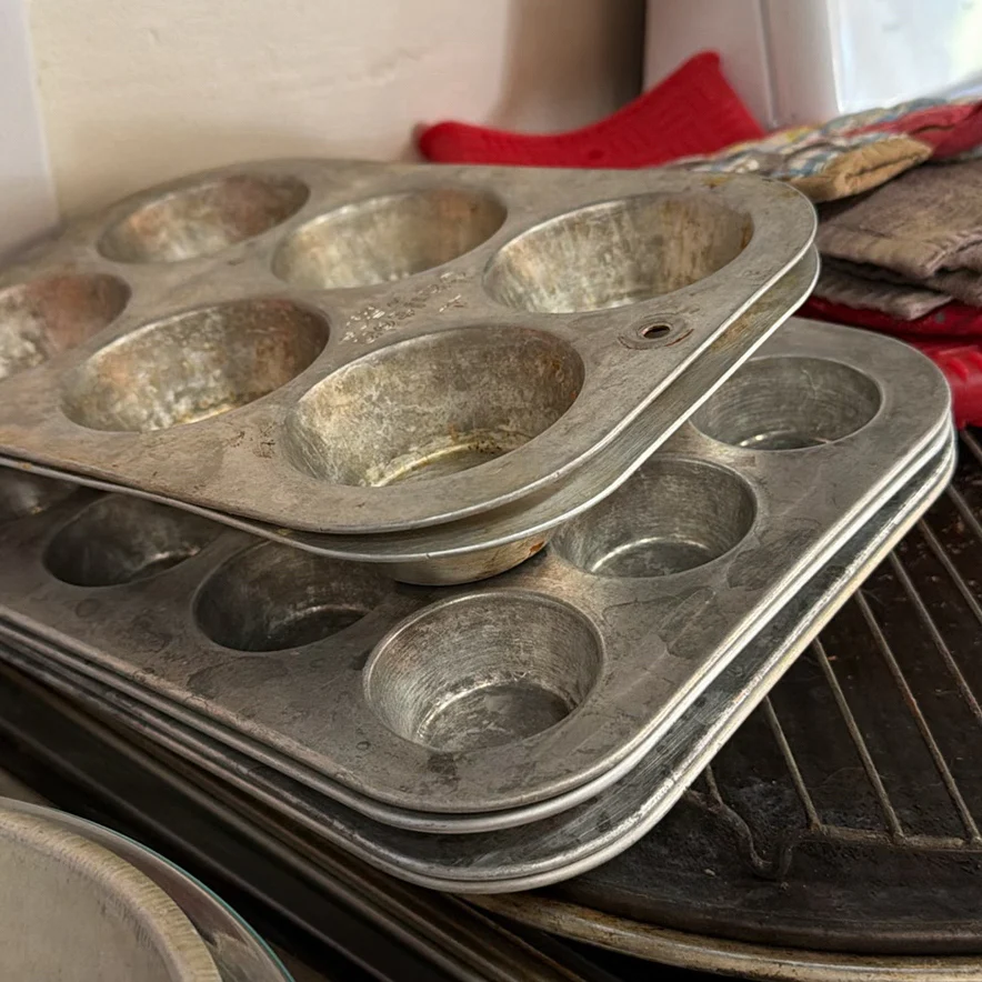 Bakeware, Measuring Cups, and Kitchenware - image 3 of 8