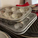 Bakeware, Measuring Cups, and Kitchenware - thumbnail 3 of 8