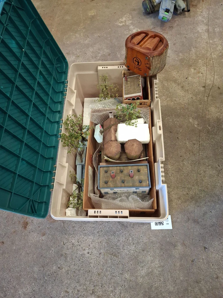 Model Railroad Building Structures and Scenery Pieces - image 1 of 13