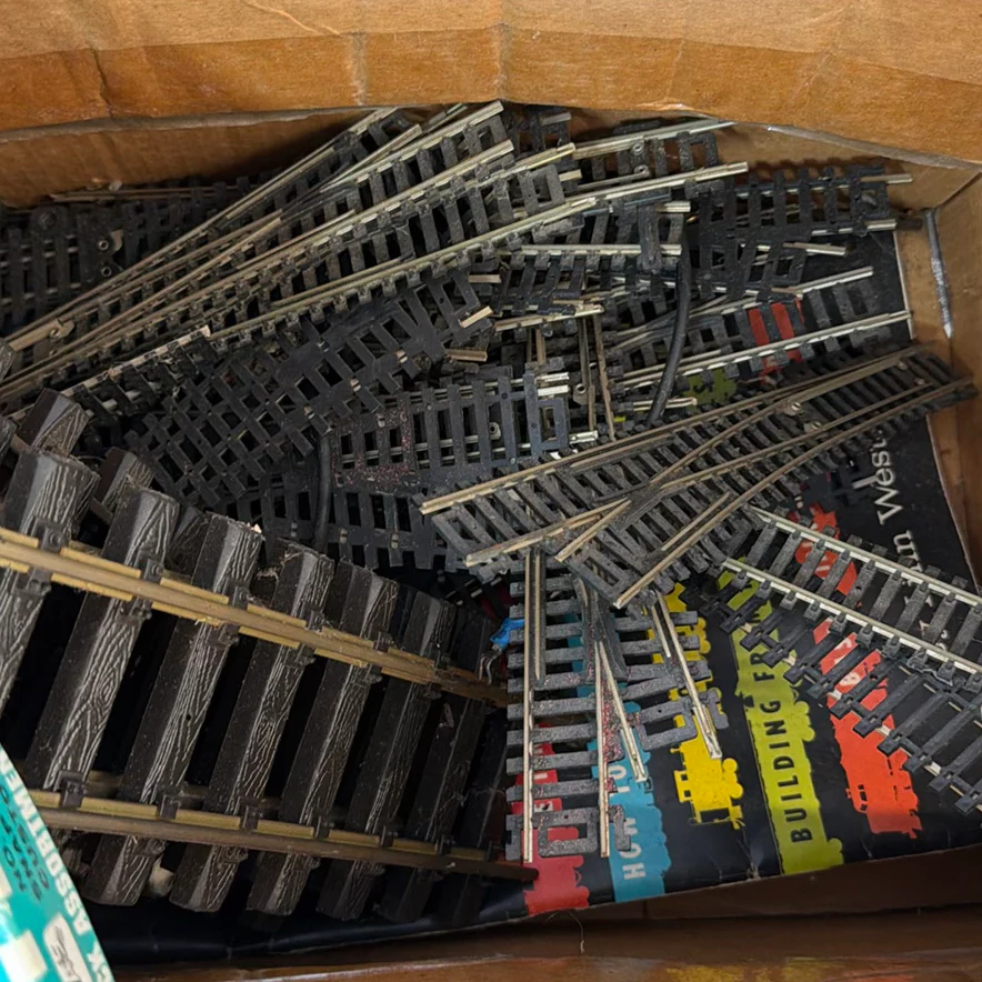 HO Scale Model Train Cars and Track Assortment - image 7 of 8