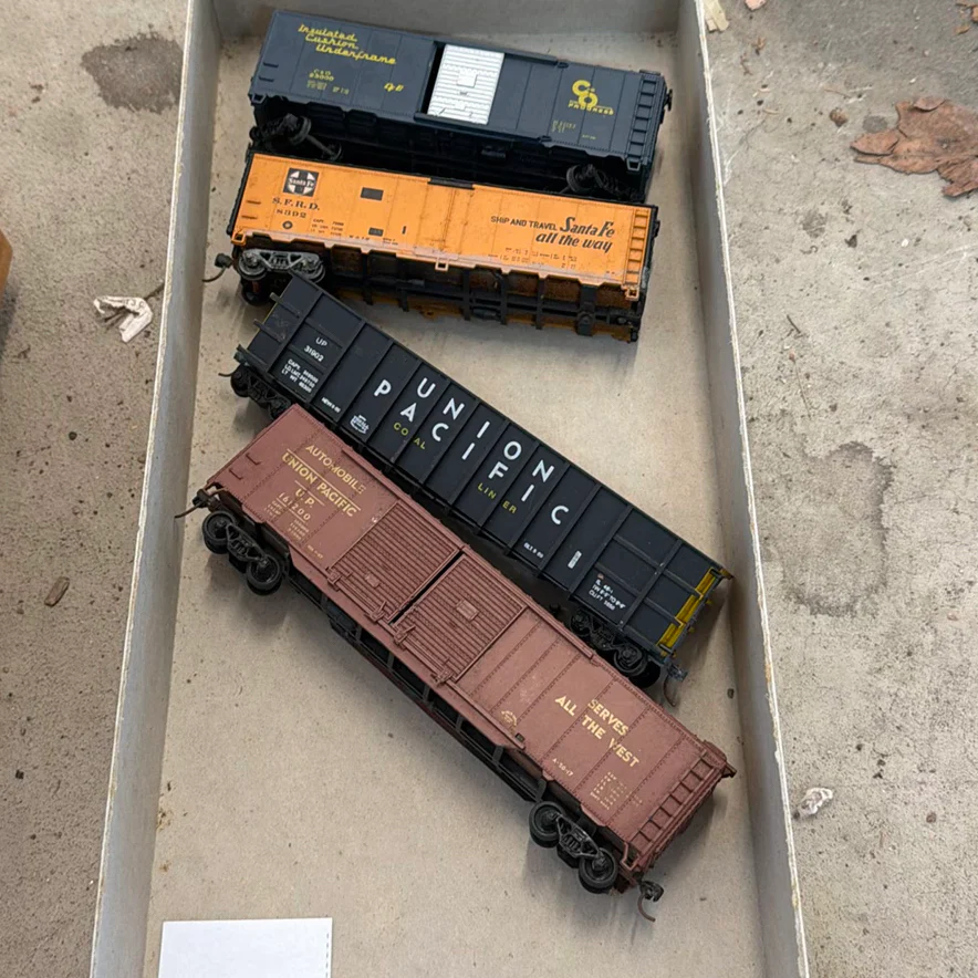 HO Scale Model Train Cars and Locomotives - image 2 of 12