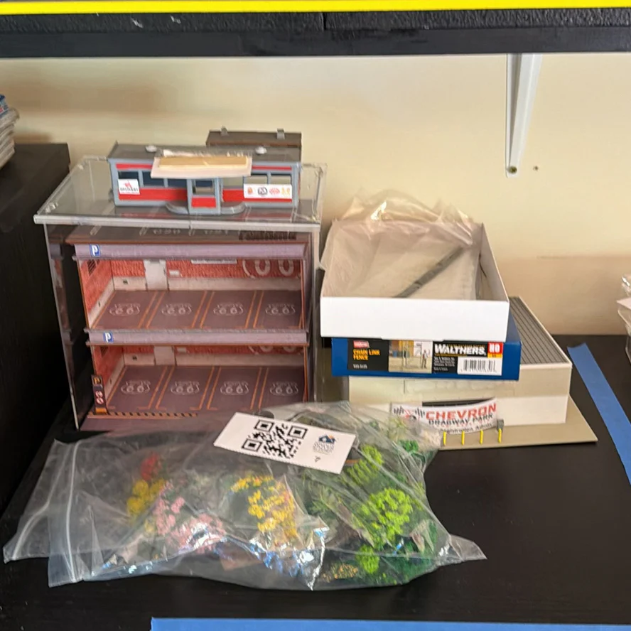 HO Scale Model Buildings, Parking Garage, Fence Kit, and Scenery Accessories - image 1 of 9