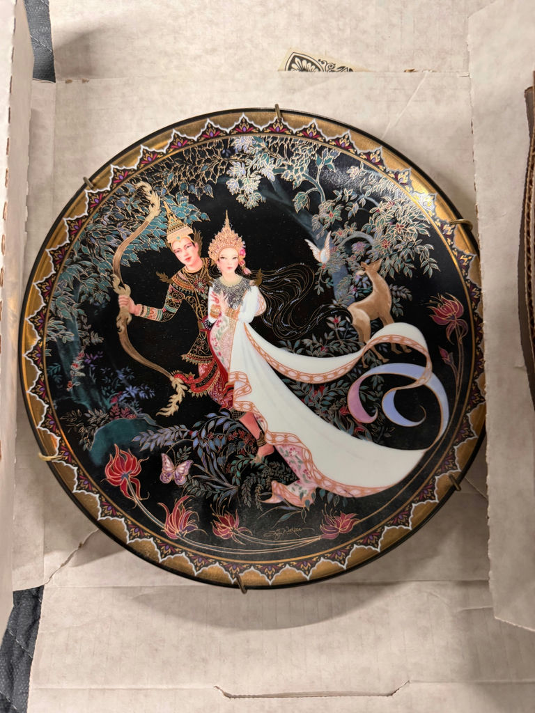 Thai decorative porcelain wall plates - image 6 of 10