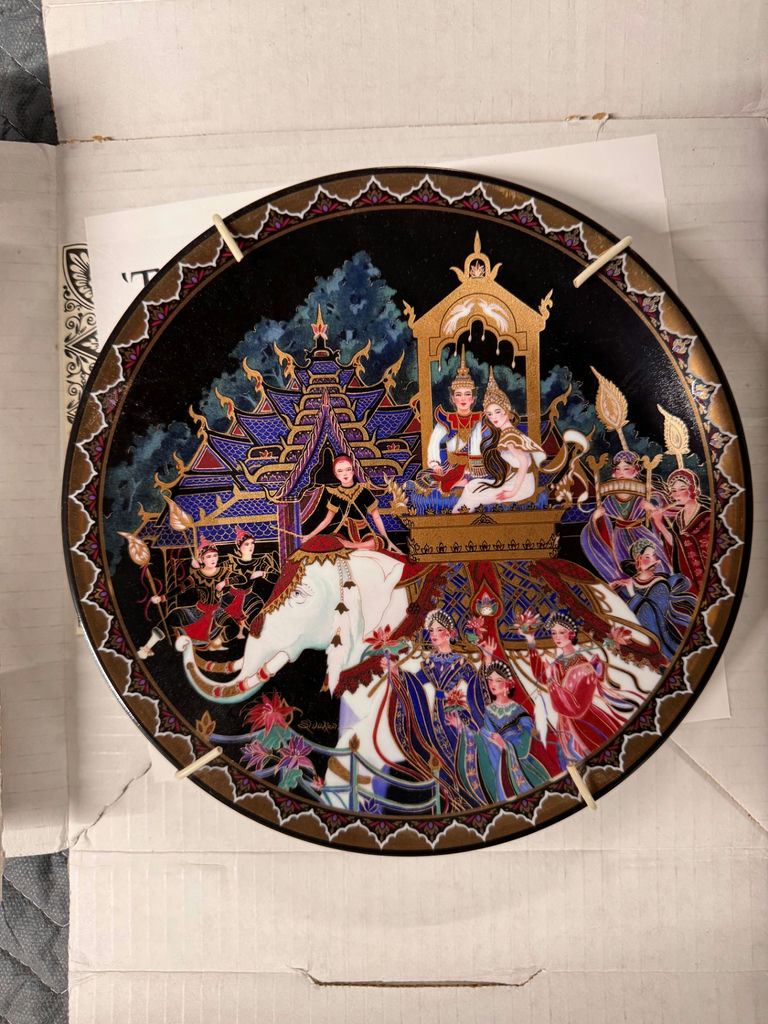 Thai decorative porcelain wall plates - image 1 of 10