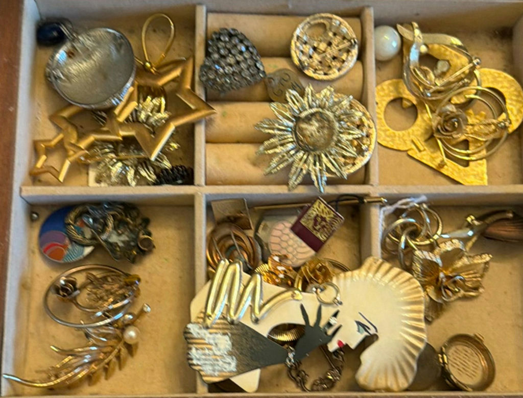 Assorted vintage costume jewelry collection - image 3 of 7
