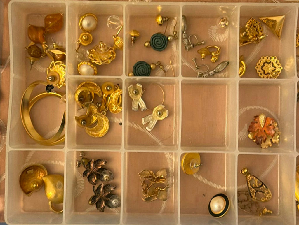 Assorted jewelry in plastic organizers - image 5 of 11