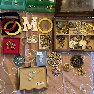 Assorted vintage costume jewelry collection - Image 1 of 7