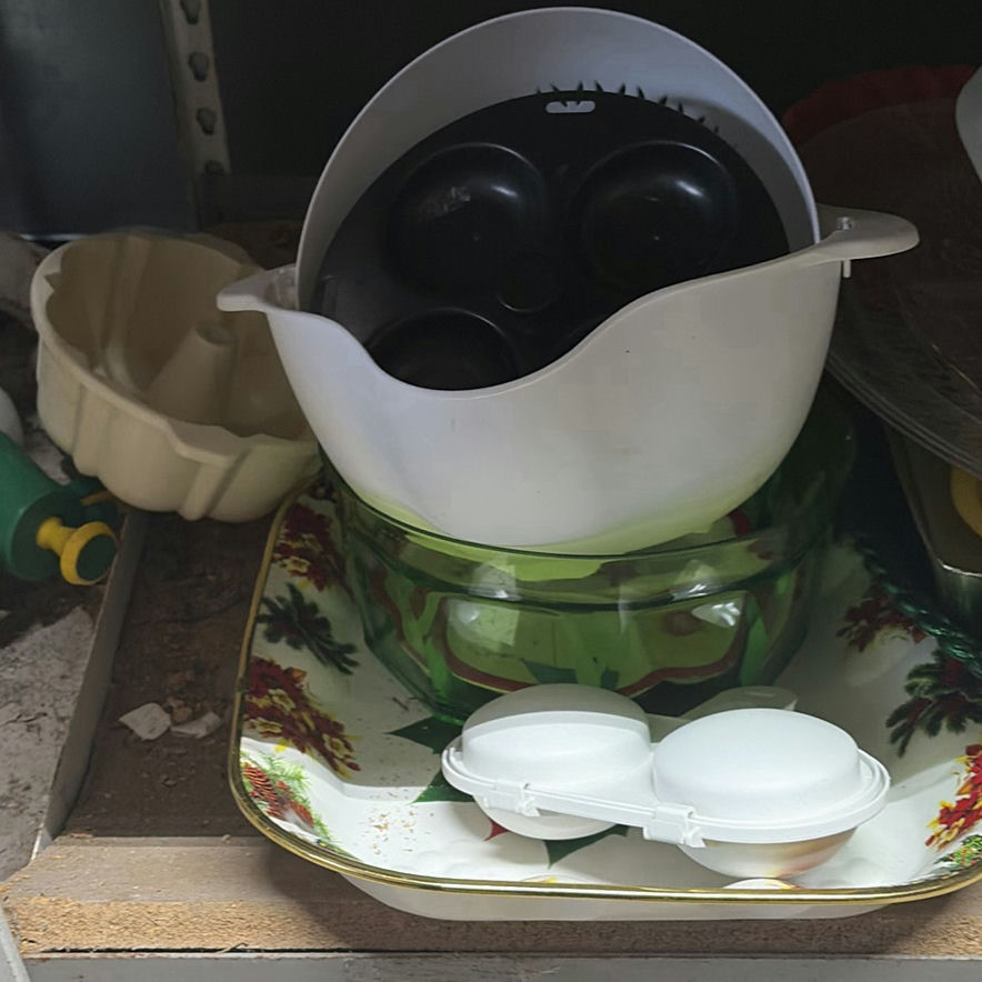 Assorted Kitchenware and Bakeware - image 1 of 4