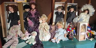 Collection of vintage fashion dolls with boxed sets and a clown doll - Image 1 of 5