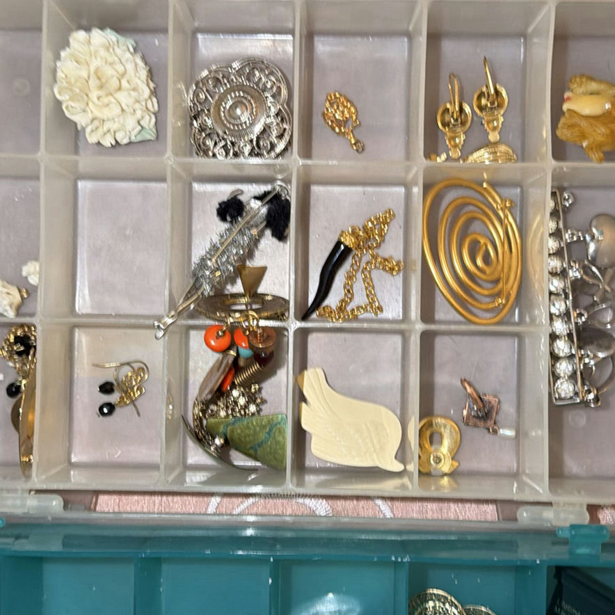 Assorted costume jewelry collection - image 3 of 7