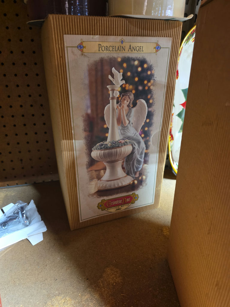 Assorted Christmas-themed decor and vintage photo albums - image 10 of 19
