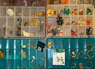 Assorted costume jewelry collection - Image 1 of 7