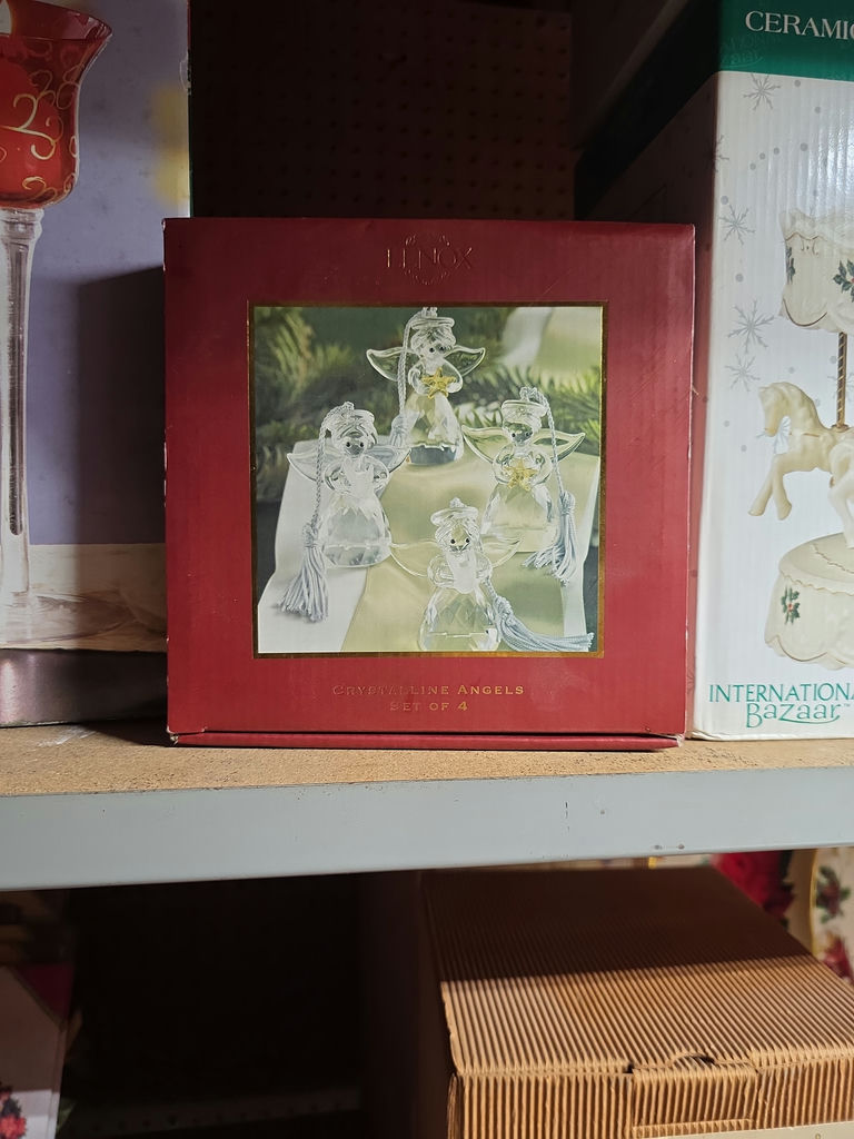 Assorted Christmas-themed decor and vintage photo albums - image 4 of 19