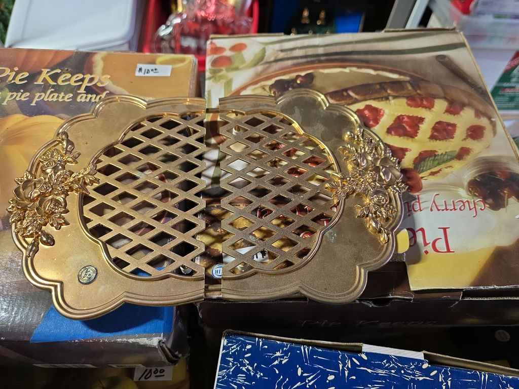 Pie Holders And Decor - image 7 of 9