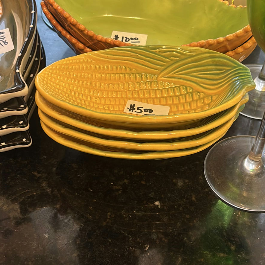 Assorted Kitchenware and Decorative Glassware - image 7 of 18