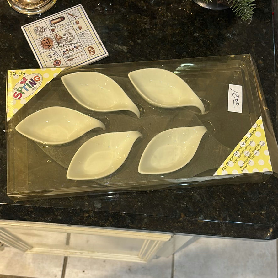 Assorted Kitchenware and Decorative Items - image 4 of 9