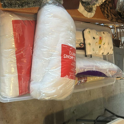 White blankets and decorative throw - Image 1 of 4
