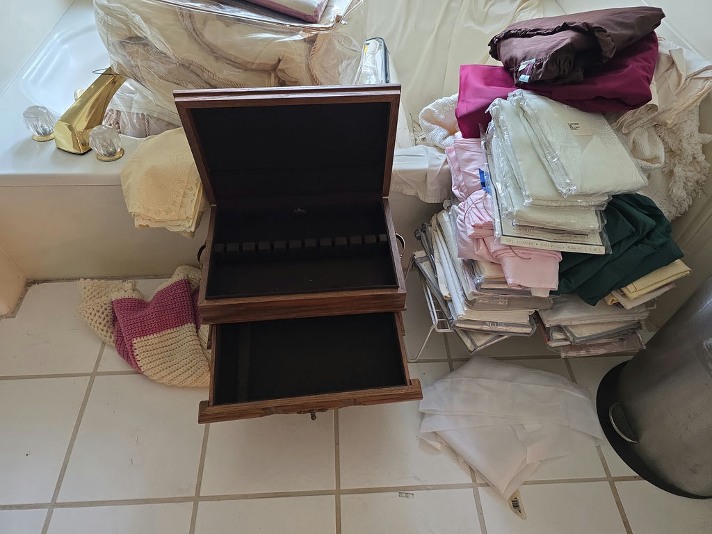 Bedding, Sheets And Jewelry Boxes - image 16 of 20